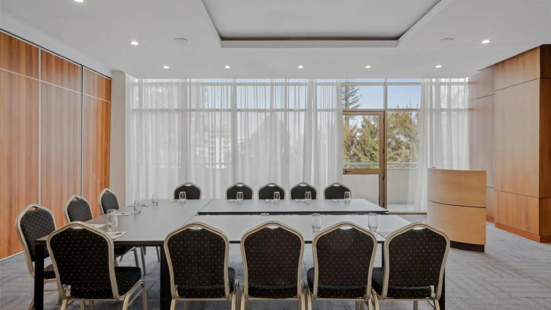 فندق Doubletree By Hilton Addis Ababa Airport 4*,
